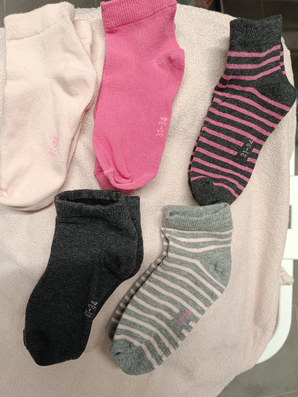 Calze per bambini: 5 paar neue Socken 31-34 – Nuovo (secondo la descrizione) da Wohlen AG venduto da Fabe3