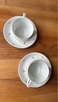 Hübsche Teetasse mit Untertasse und Blumendekor