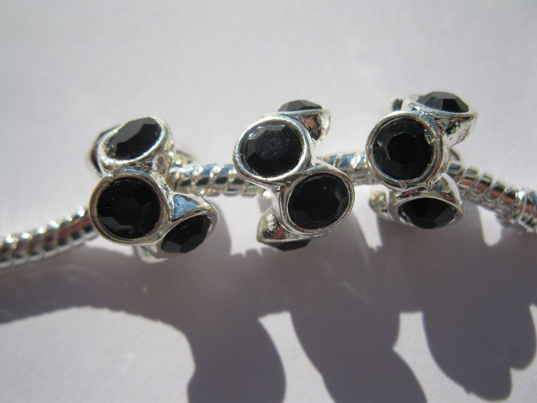 Perle (finte): 2 Grosslochperlen, Beads vesilbert mit Strass schwarz – Nuovo e nell'imballaggio originale da St. Margarethen TG venduto da LuanaKa