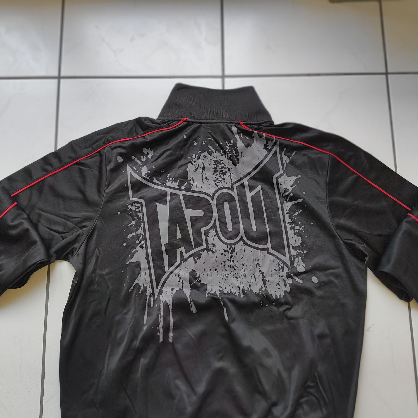 Giacche: Tapout Trainingsjacke Grösse L schwarz/rot – Nuovo e nell'imballaggio originale da Uitikon Waldegg venduto da PJLS1 1