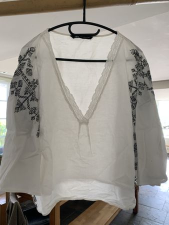 ZARA Boho Bluse mit Stickerei – Weiß/Schwarz – Gr. M
