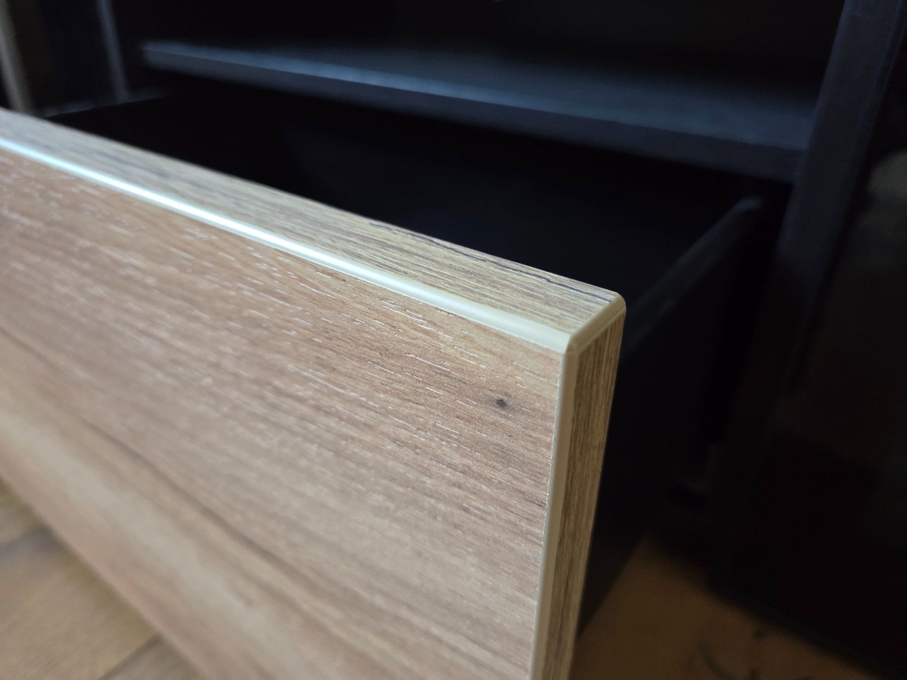 Ikea Mobili TV: Fernsehmöbel mit Eichendekor, zwei Schubladen und Mittelfach – Usato da Kaltbrunn venduto da Metheia 1