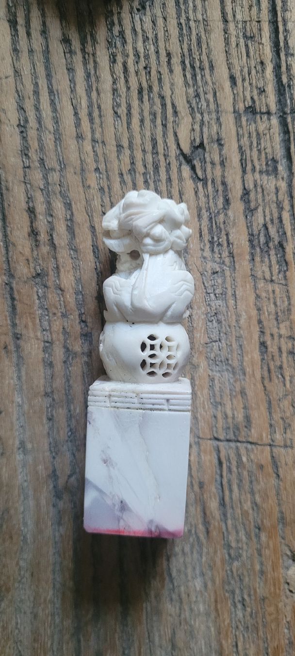 Figuren: Cachet en pierre sculpté avec lion et calligraphie – Gebraucht aus Genève von uneautresaison 3