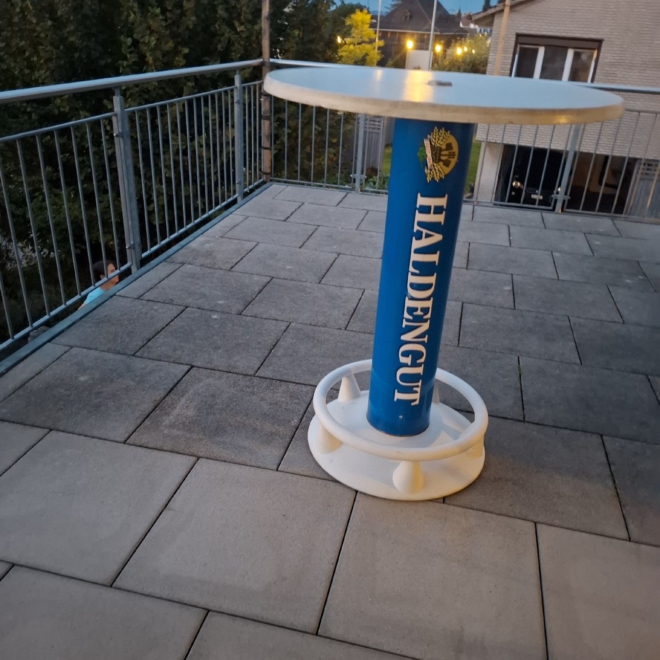 Allestimento di negozi e stand fieristici: Stehtisch Bartisch Haldengut – Usato da Rickenbach b. Wil venduto da race72 2