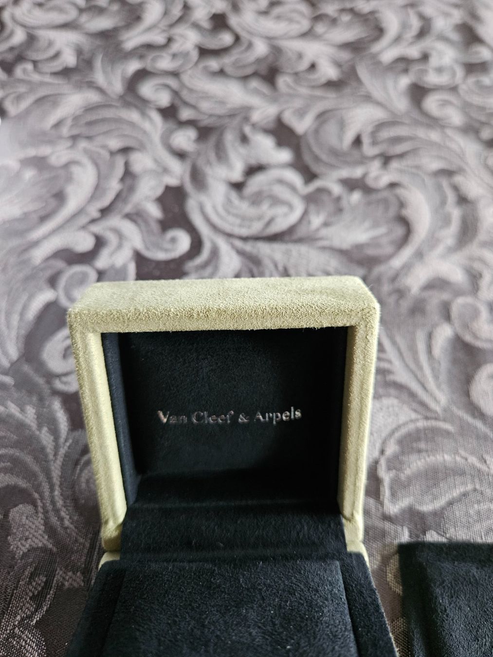 Catenine: Van Cleef Arpels Schmuck Collier Böxli a. feinstem Wildleder – Usato da Chêne-Bourg venduto da jarry1 2