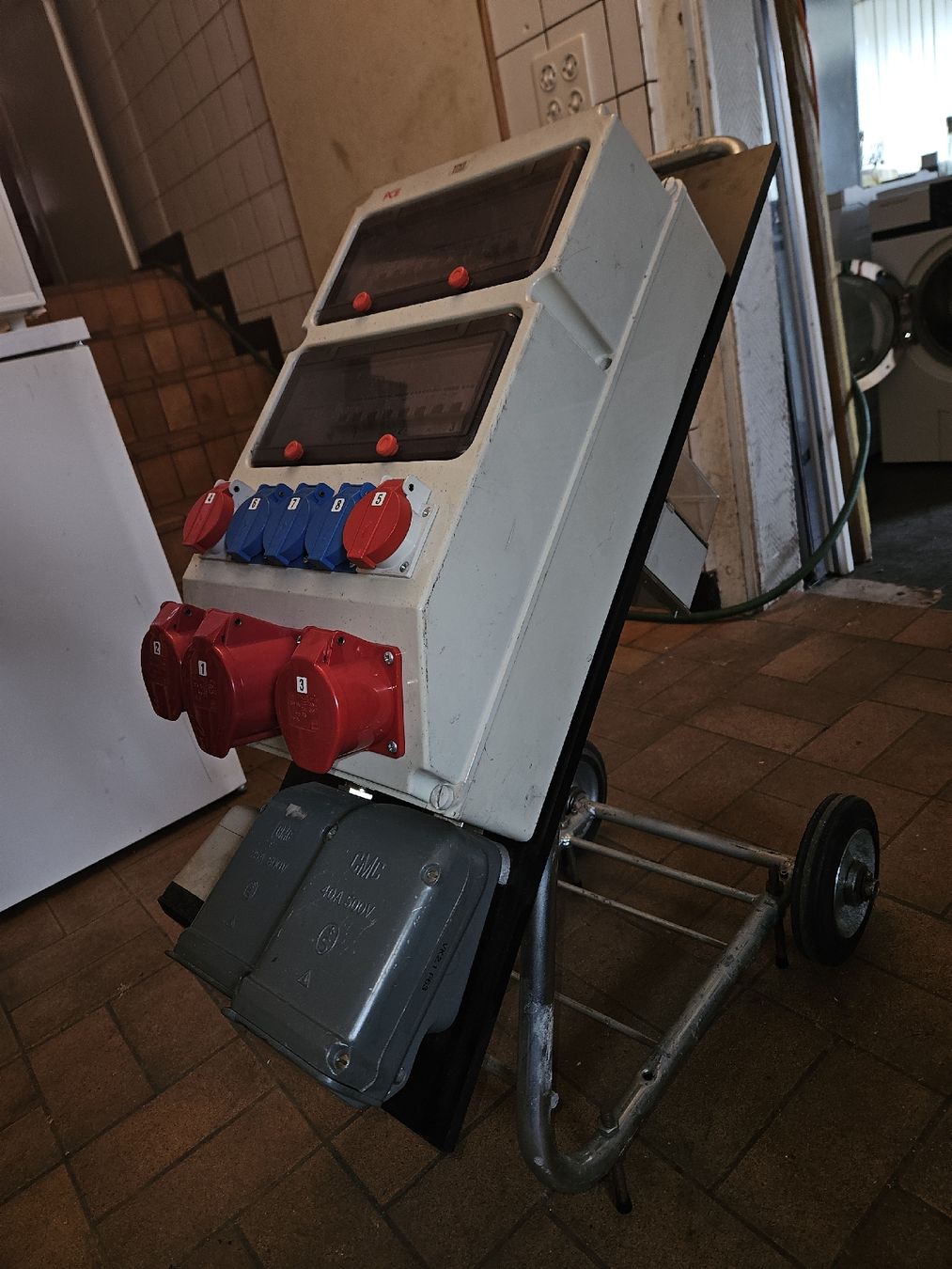 Elettrotecnica: Starkstromverteiler mit Räder, Top Zustand, Sofort! – Usato da Oberburg venduto da znas 2
