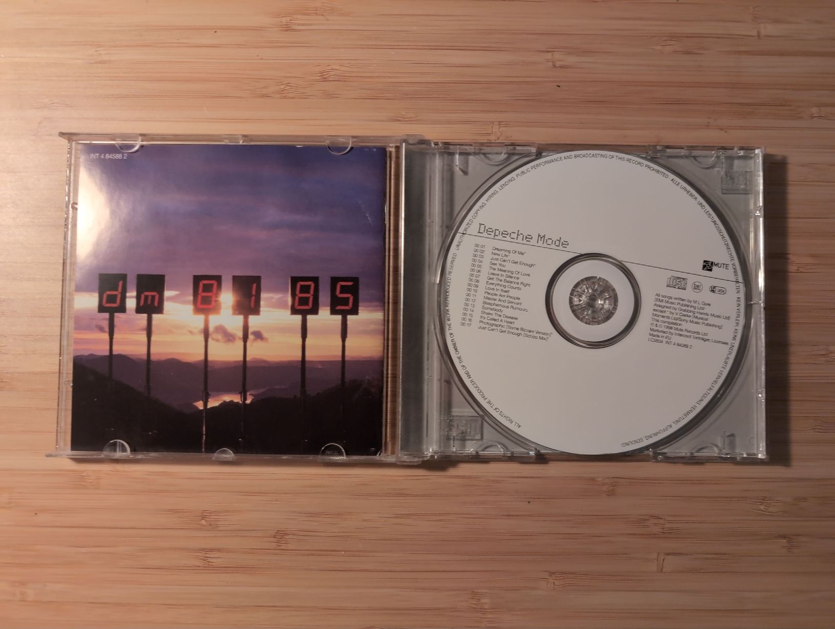 CDs: Depeche Mode - The Singles 81>85 CD – Gebraucht aus Zürich von SalernoElia 1