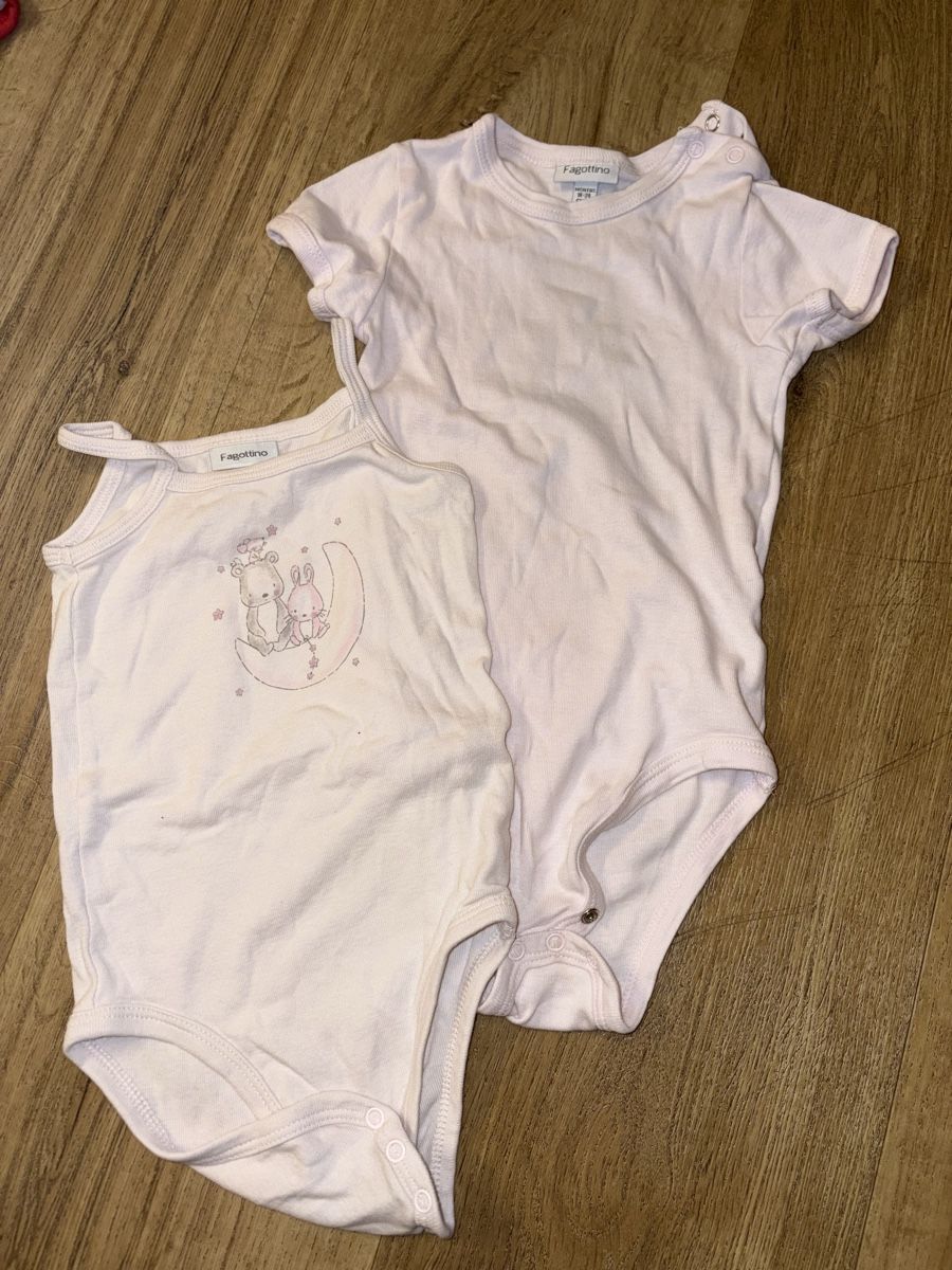 Lotti & Set di vestiti: 2er Set Baby Bodys Gr. 80/86 – Usato da Hildisrieden venduto da Leoniewyr
