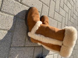 UGG