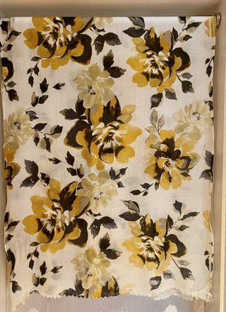 Schal mit Blumenmuster beige/gelb/grün/schwarz