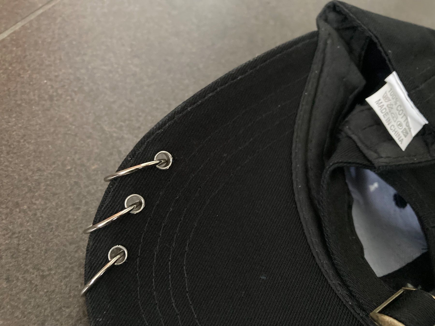 Altro in  Abbigliamento & Accessori: Rock Style. Schwarzes Cap mit Ketten und Ringen – Nuovo e nell'imballaggio originale da Buttisholz venduto da Bellabusi 1