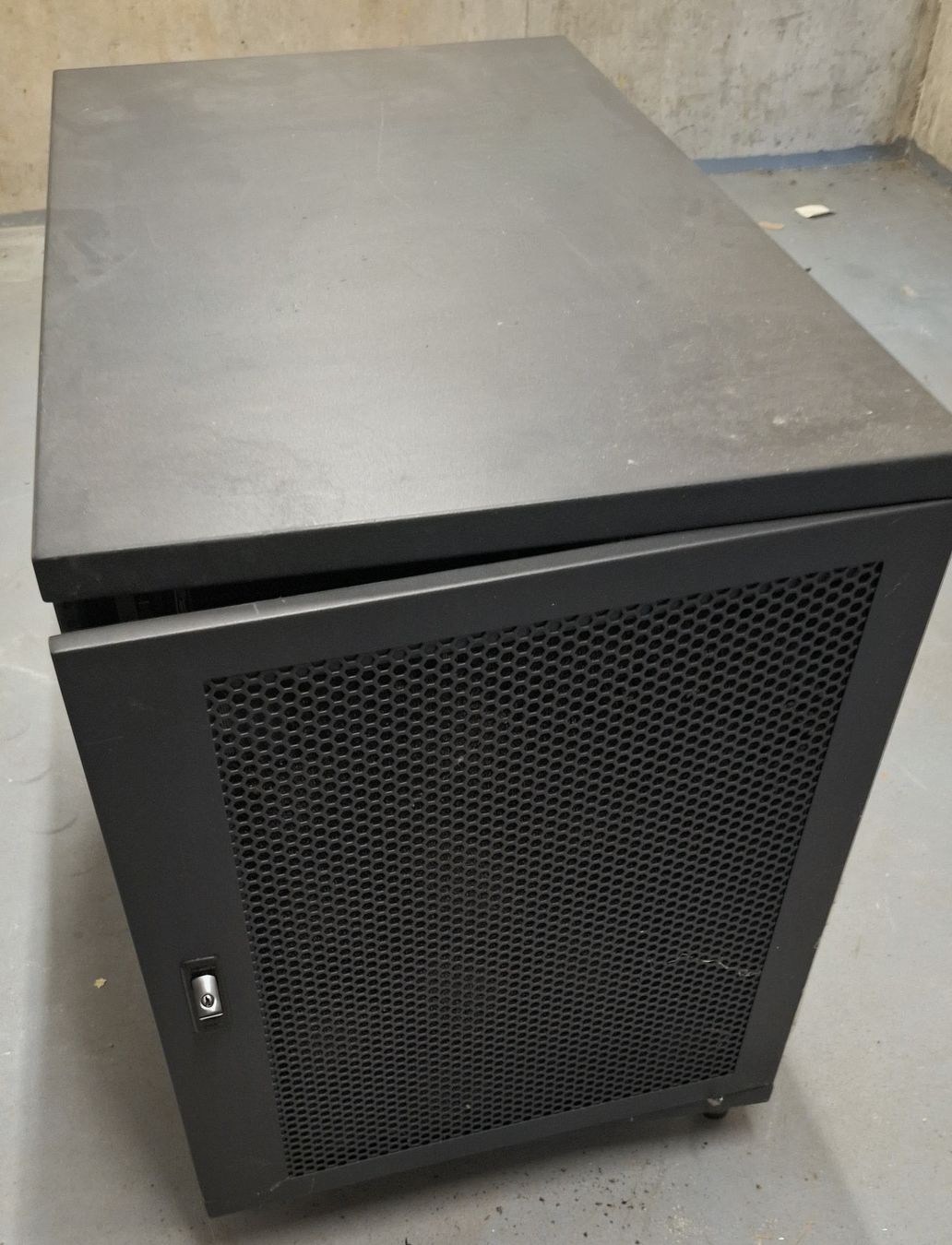 Racks & Ständer: Netzwerkschrank Rack Servergehäuse mit Türen – Gebraucht aus Gebenstorf von Watermoon5976 2