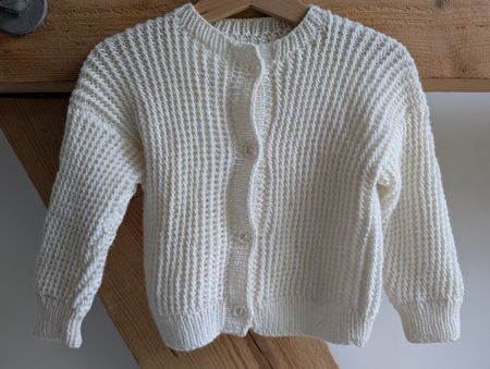 Süsse Strickjacke, creme-weiss, ca. Grösse 92, Handarbeit