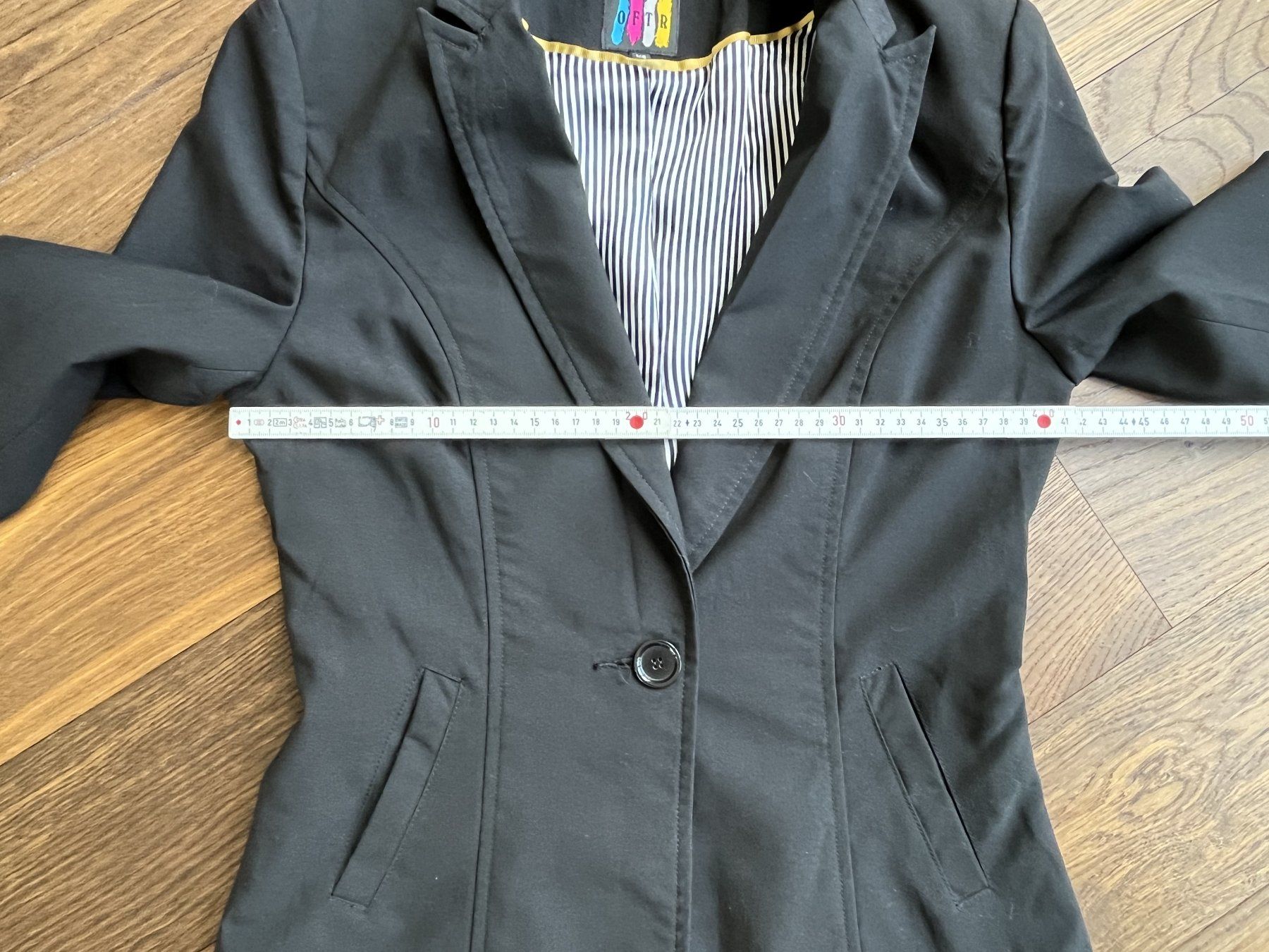 Vestes: Schwarzer Blazer mit gestreiftem Innenfutter, XS, Kurzärmel – D'occasion à Affoltern am Albis par Blackrhythm 6
