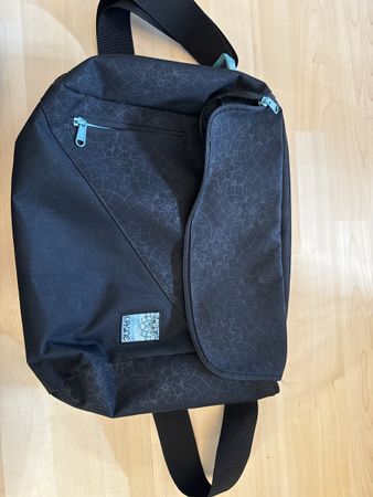Dakine Umhängetasche, schwarz, geblümt, top Zustand