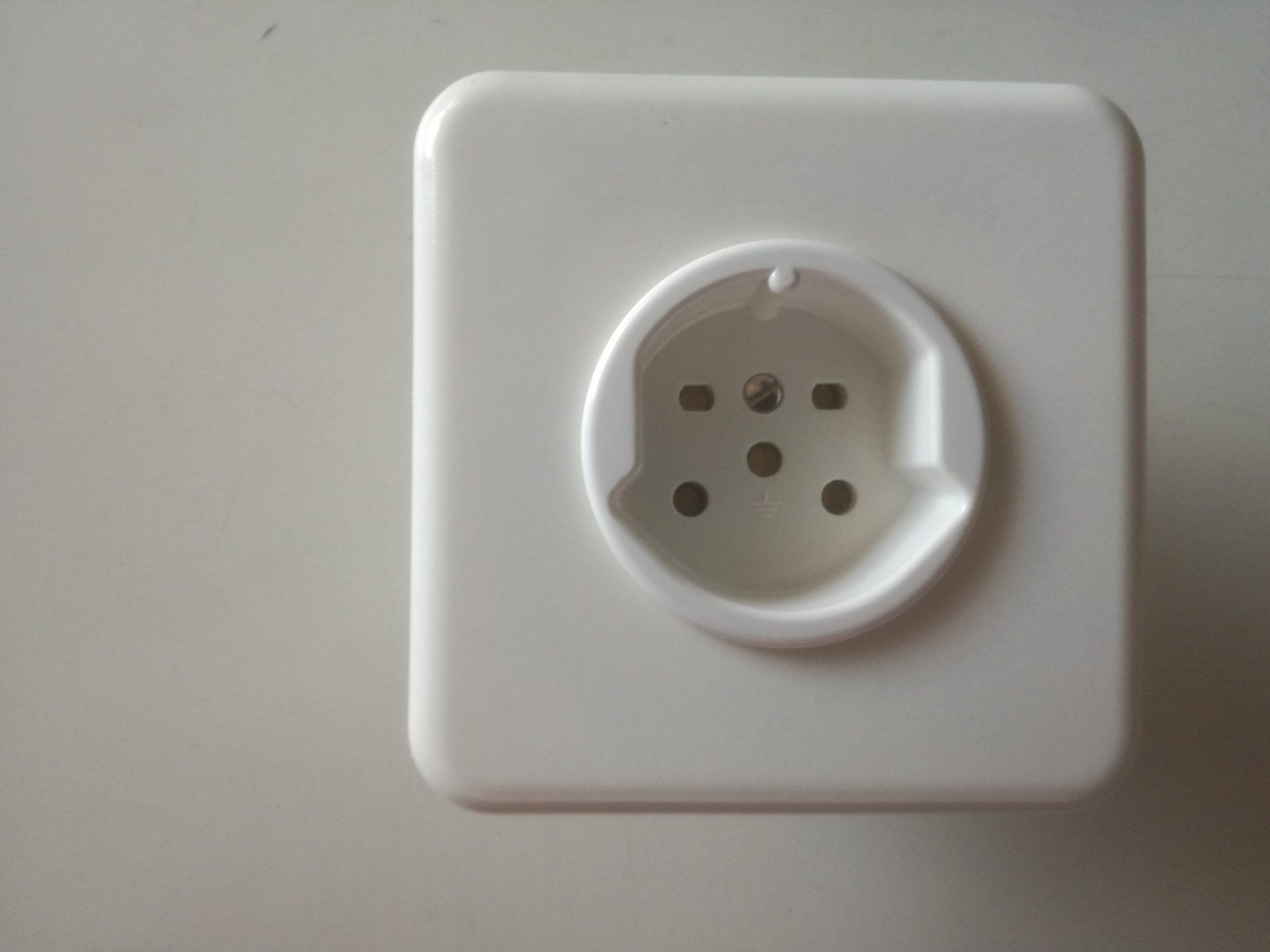 Spine: Steckdose Typ 15 UP weiss – Usato da Sursee venduto da Ursus_LU