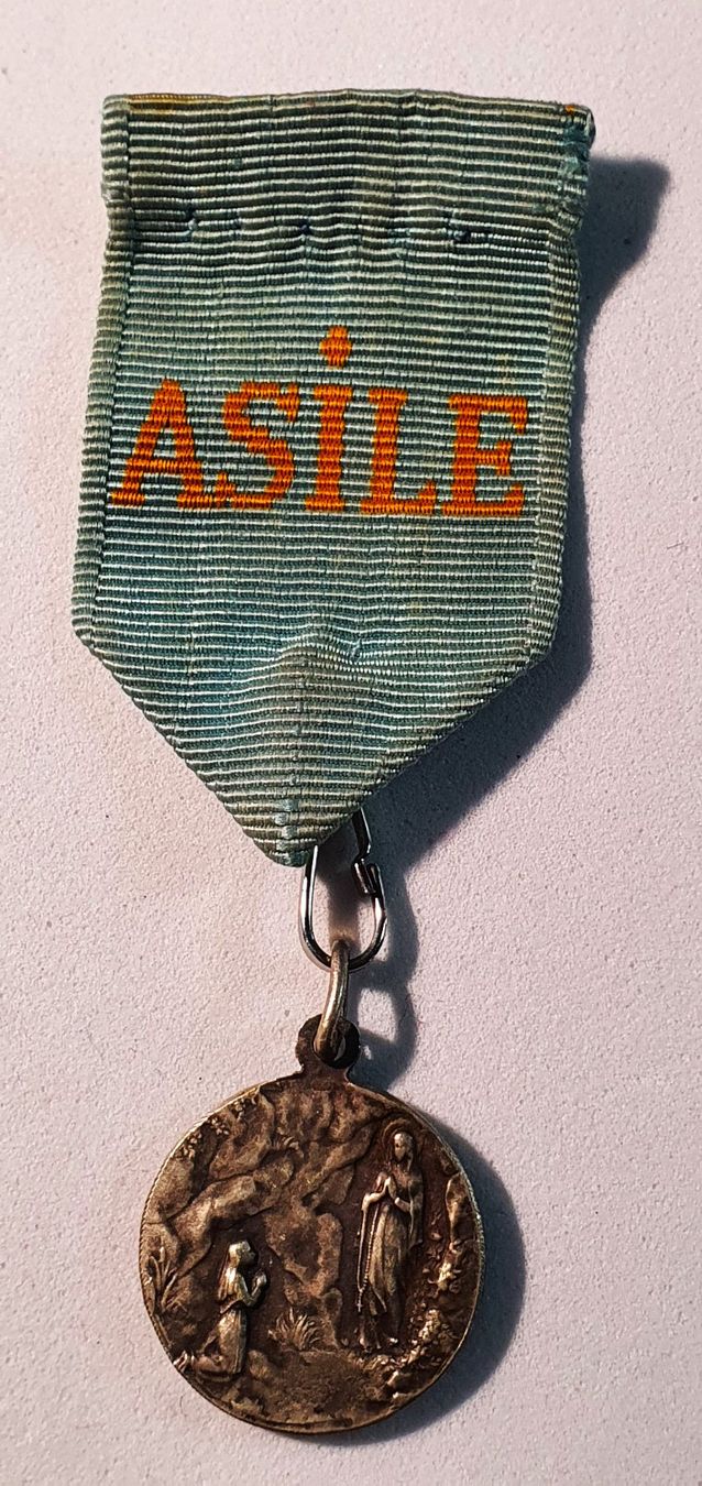 Placchette & Badge: AA404 - Abzeichen Religion ASILE – Usato da Reinach BL venduto da Boston-Verkauf