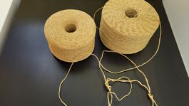 Zwei Garnspulen beige  aus Naturfaser ohne Draht