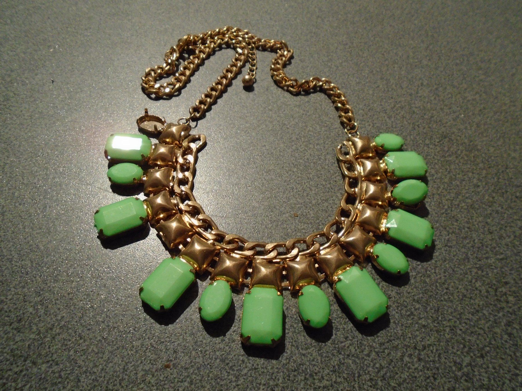 Catenine: Kette goldfarbig / hellgrüne Steine – Usato da Zürich venduto da abraxas1291