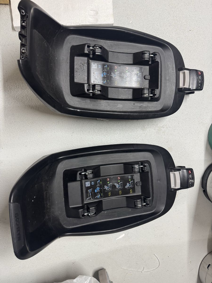 Seggiolini per auto: 2 isofix Stationen + 1 Schale – Usato da Hinwil venduto da diggi87 3