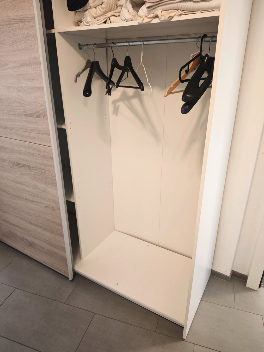 Armadi: Schrank mit Schiebentüre weiss/Holzoptik möbel – Usato da Chur venduto da Edina1994 1