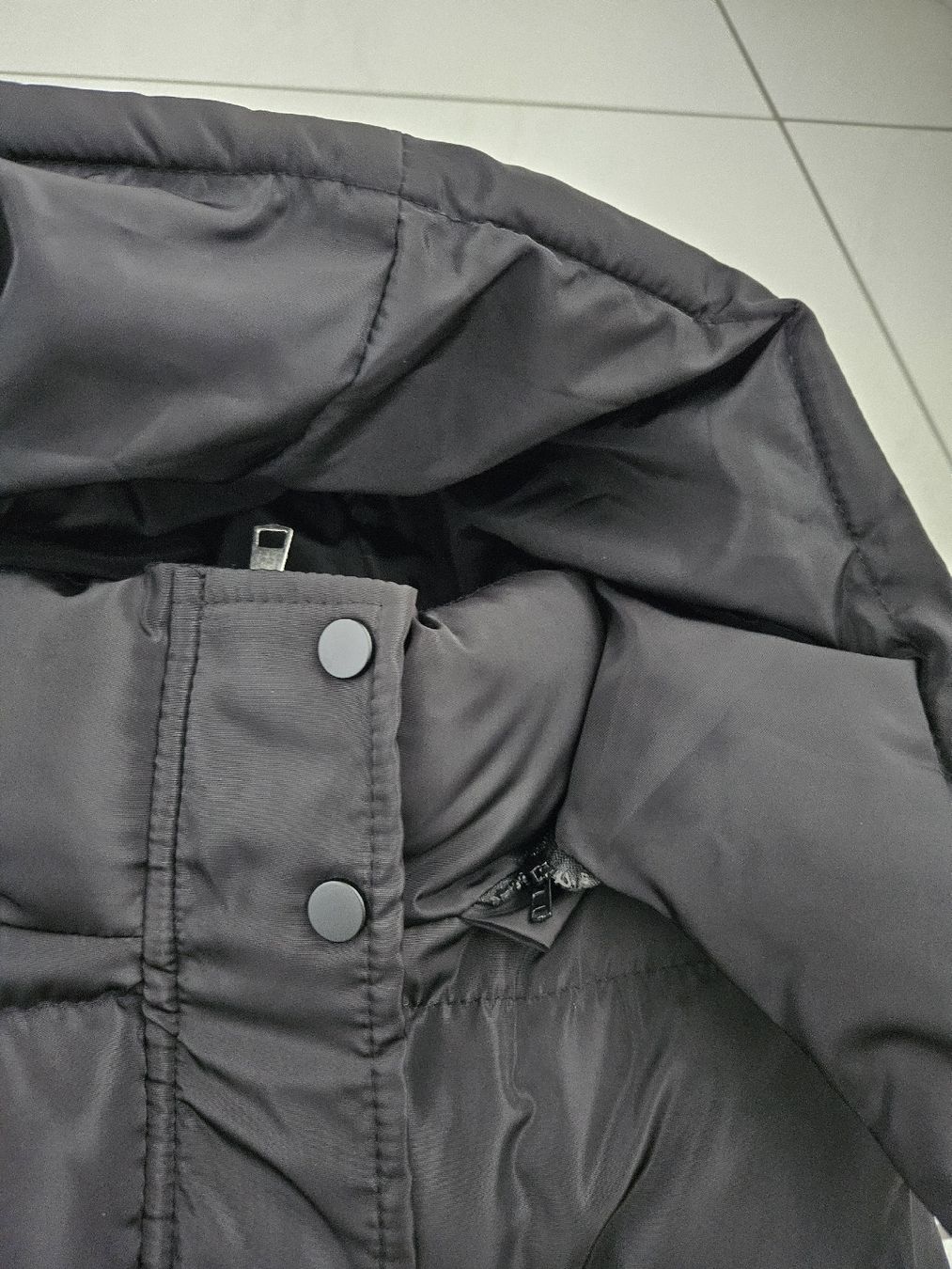 Gilet & Giacche: Schwarze Daunenweste mit Kapuze – Nuovo (secondo la descrizione) da Oftringen venduto da Mrg3 3