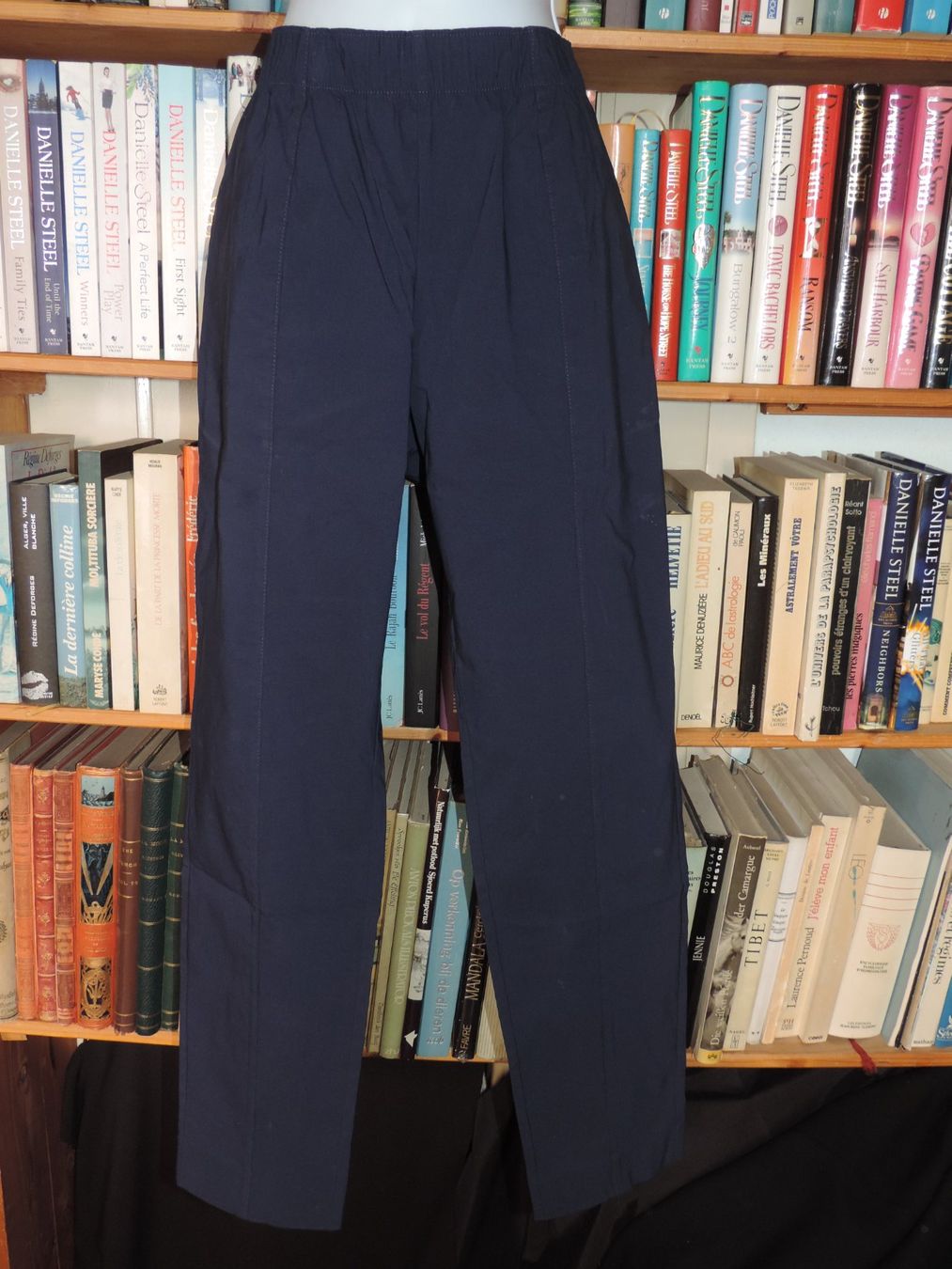 Pantaloni: pantalon stretch bleu marine – Usato da Genève venduto da Axelle333 9