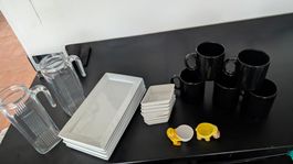 Verschiedenes Geschirr (Teller, Tassen, Glas Krug ...).