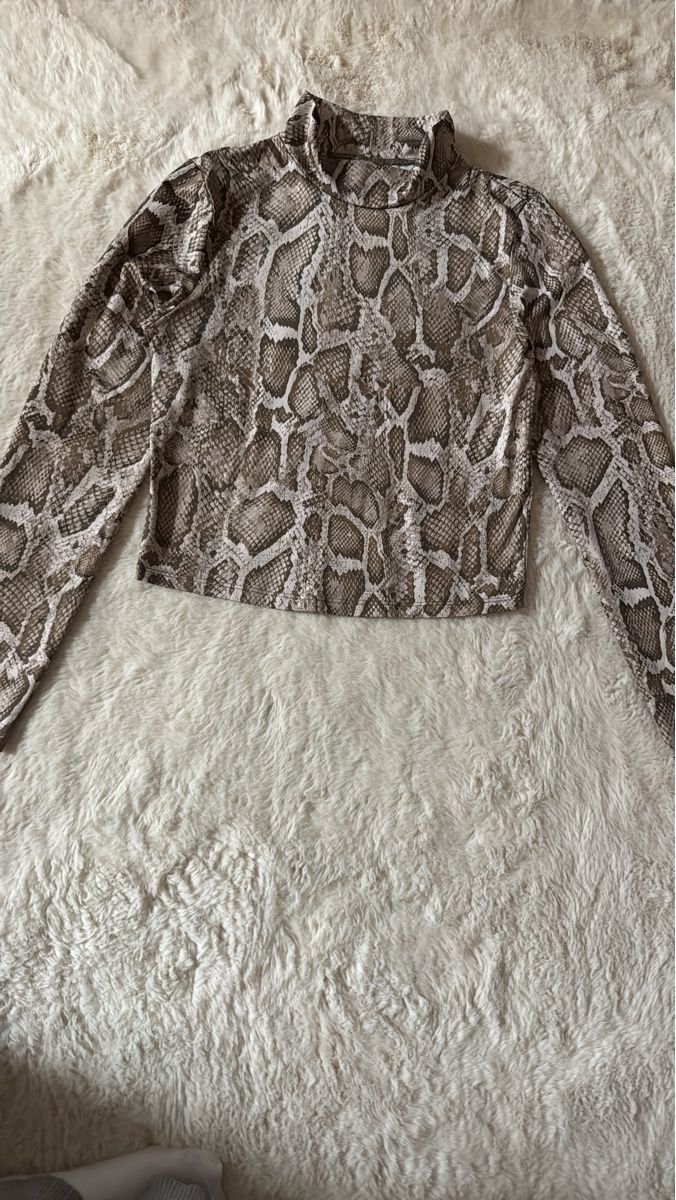H&M Pullover & Sweatshirts: Langarmshirt mit Schlangenmuster gebraucht – Gebraucht aus Glattbrugg von dje_2wc5