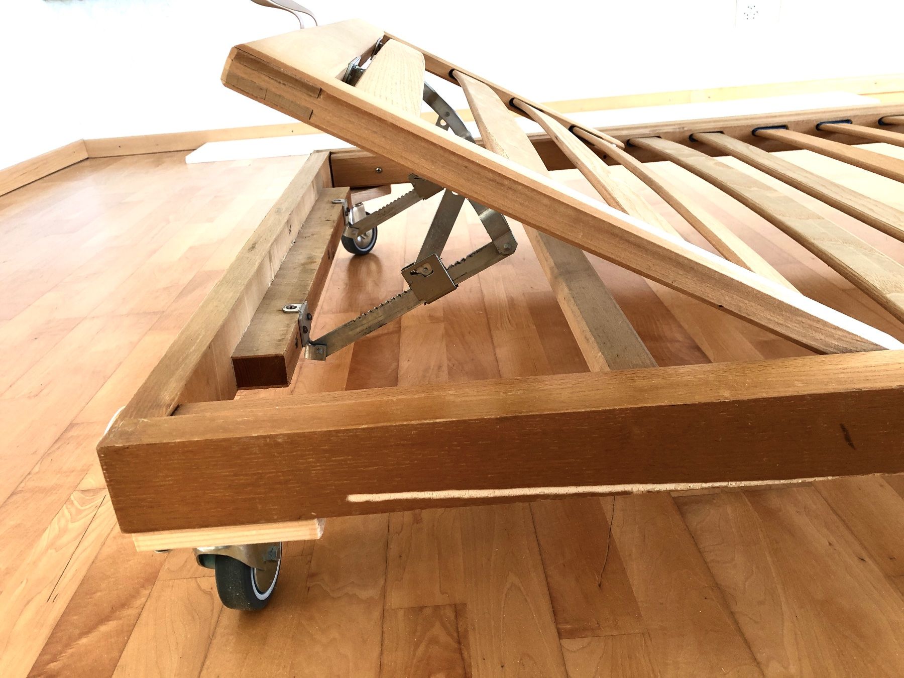 Betten: Bett auf Rädern 90x190cm – Gebraucht aus Bachenbülach von Besttime