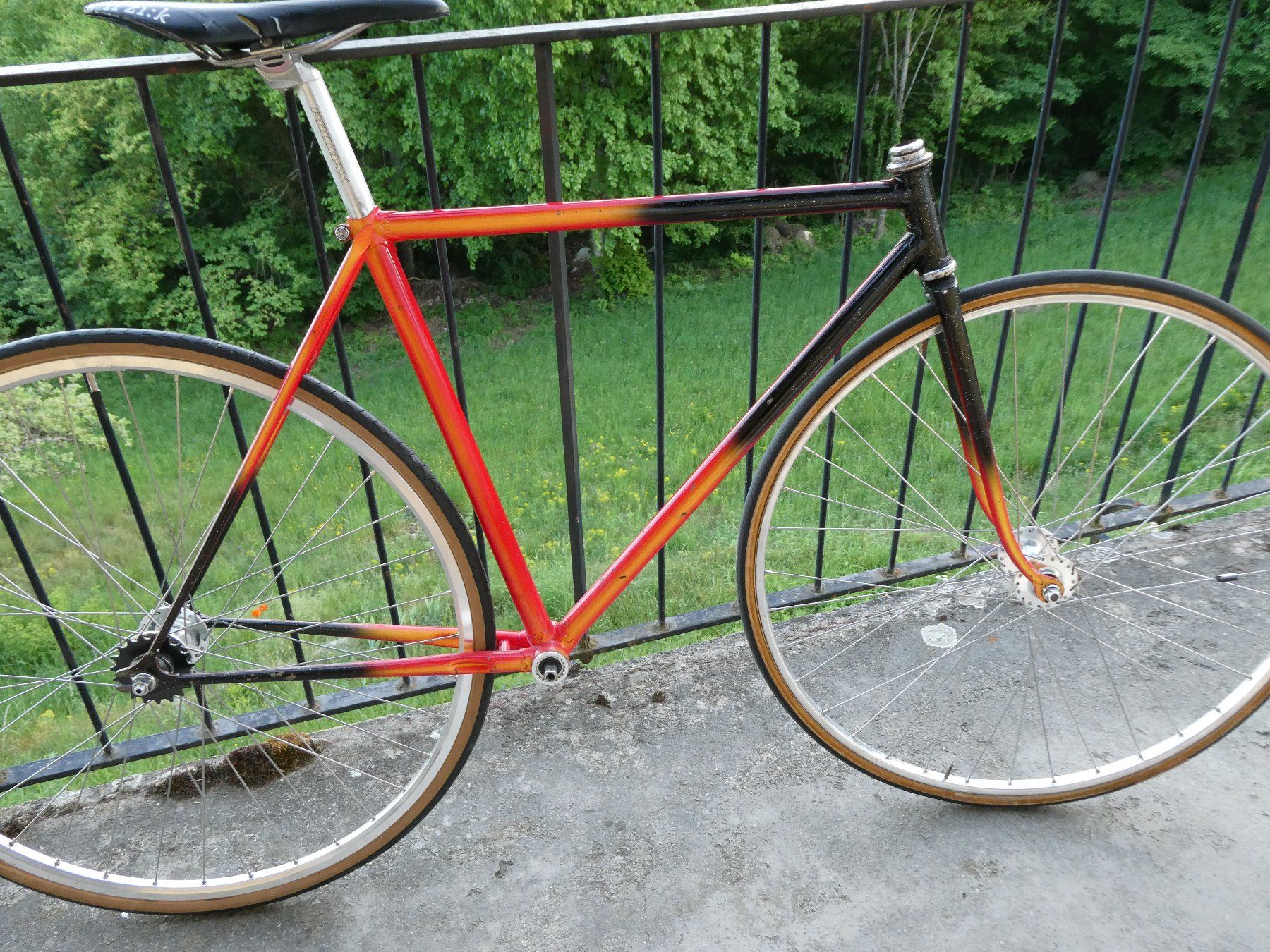 Ersatzteile: Cadre vélo de piste en acier – Gebraucht aus Evilard von Crashtest01