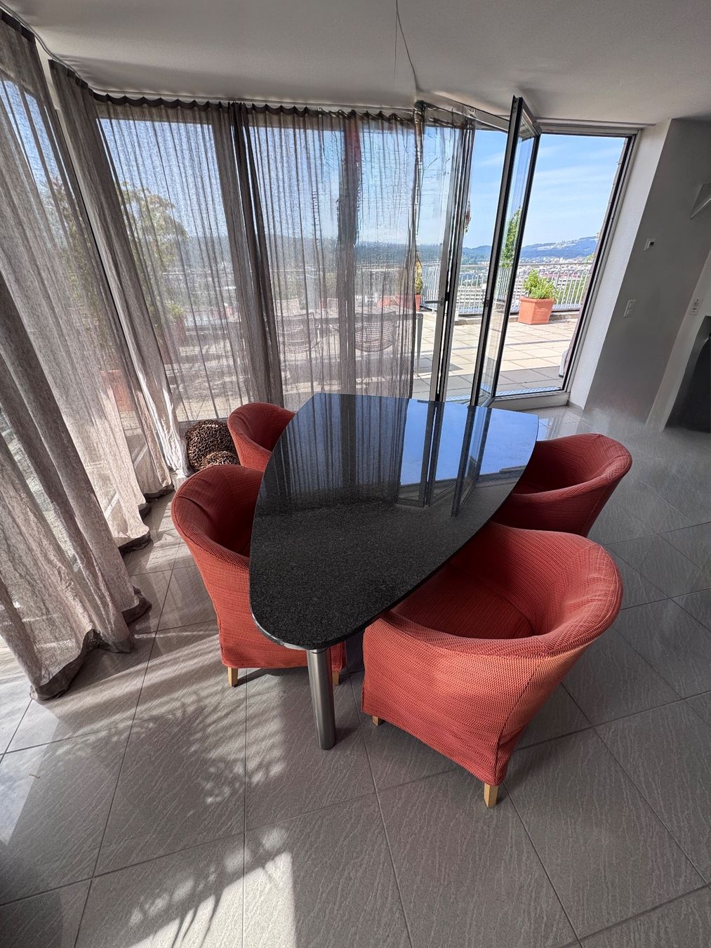 Flexform Set di tavolo e panche: 4x Flexform Design-Stühle & massiver Steintisch (Dreieck) – Usato da Zürich venduto da Pagan007 3