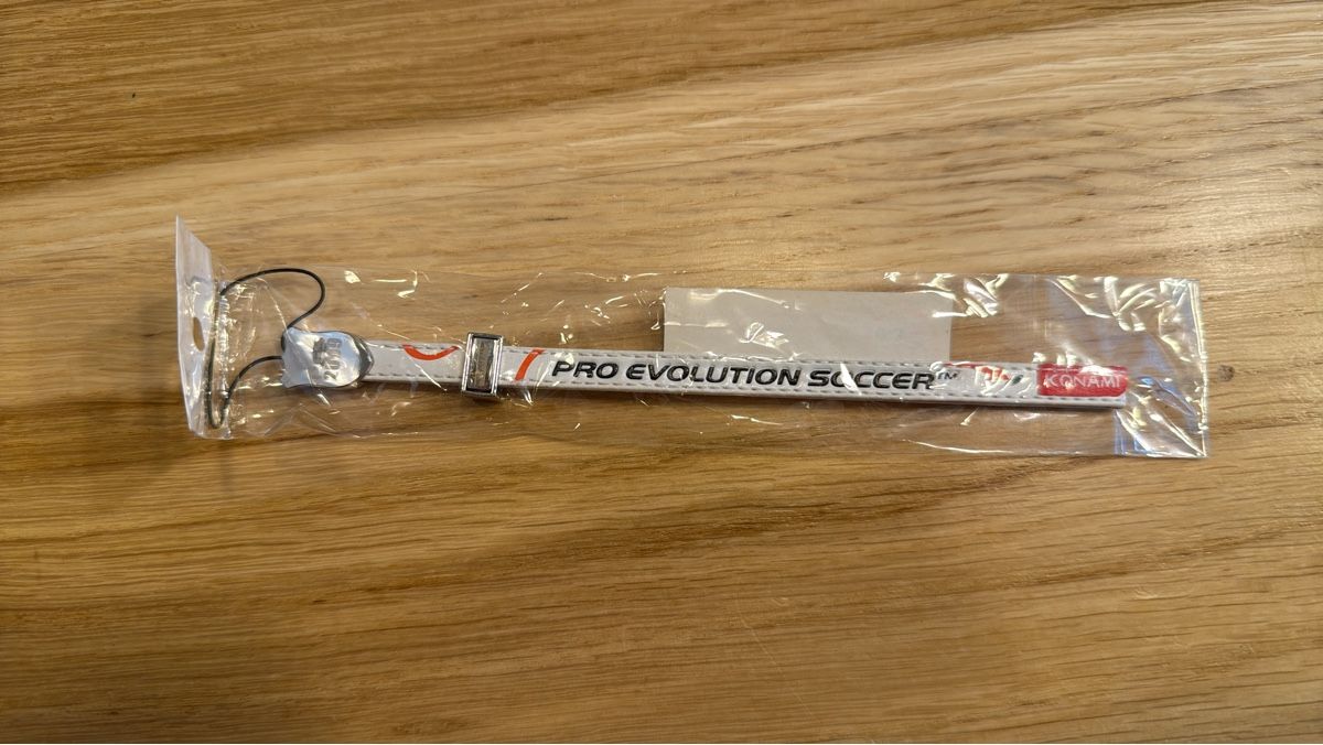 Nastri decorativi: Pro Evolution Soccer Anhänger - Neu & Originalverpackt! – Nuovo e nell'imballaggio originale da Diegten venduto da Guettler01