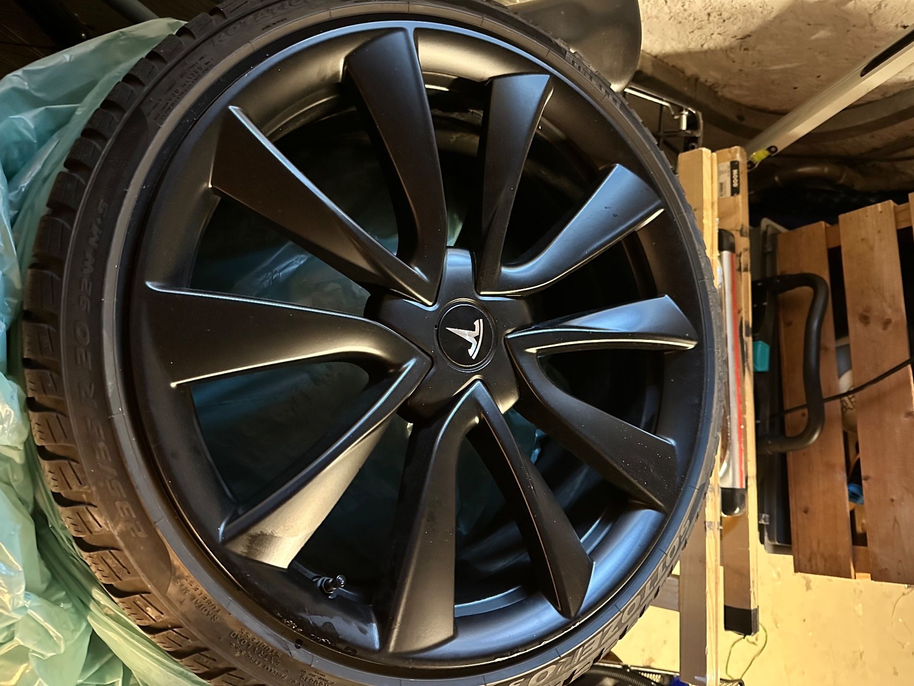 Pirelli Pneus & Kompletträder: Tesla Model 3 Performance Winter Kompletträder 20 zoll – Gebraucht aus Allschwil von Hkrobster 5
