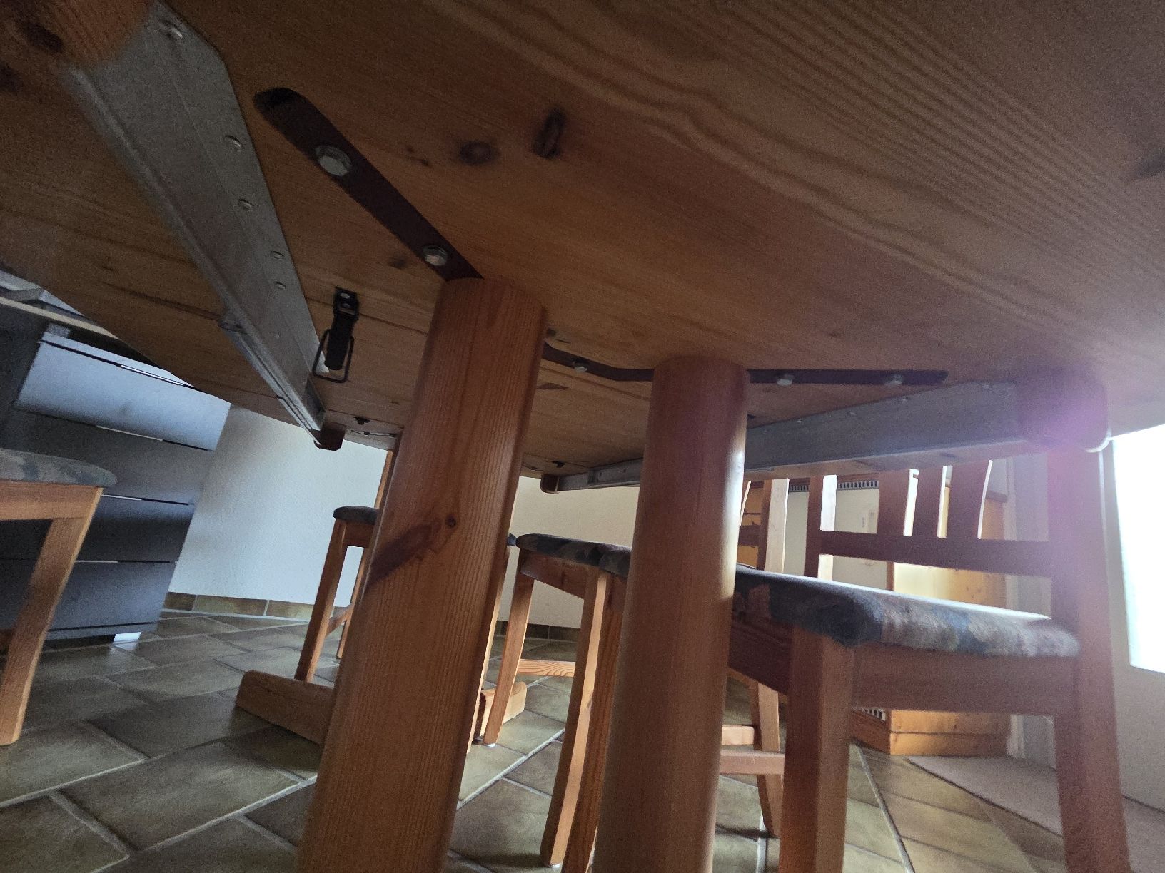Tables: Holz-Esstisch mit 6 Stühlen – D'occasion à Klingnau par Groofty69 4