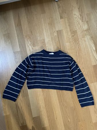 Verkürzter Strickpulli