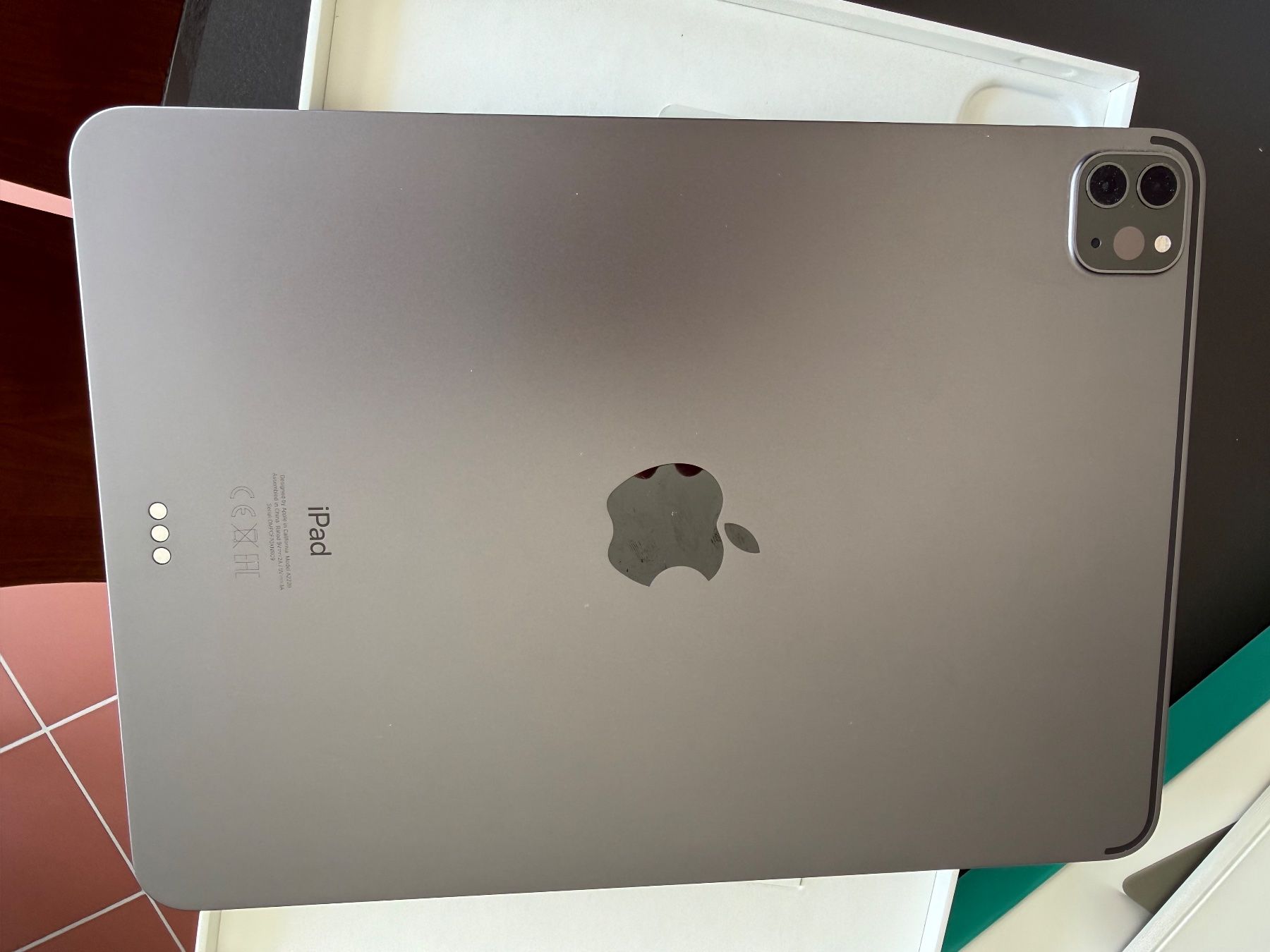 Apple Tablet PC: iPad Pro 11" (2. Gen. 2020) 256 GB Space Grey & Logitech – Usato da Greifensee venduto da 315ch1 1