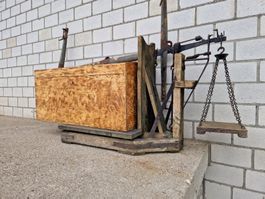 1 Lot Antike Deccorartikel Holztruhe, Sackwaage, Pferdezug