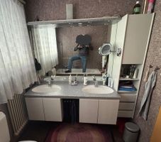 Badezimmer-Möbel mit Doppellavabo und Spiegel .