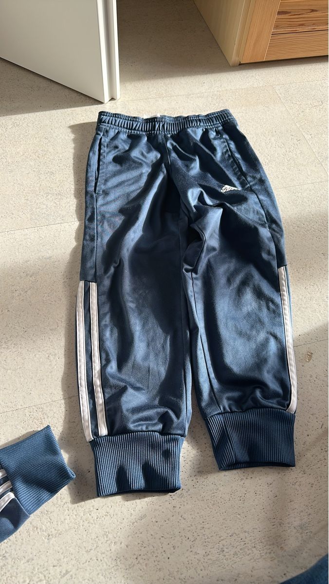 Adidas Lotti & Set di vestiti: Adidas Trainer, dunkelblau/hellpink, Grösse 122 – Usato da Sigriswil venduto da windhuk