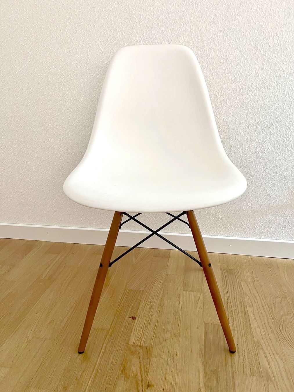 Vitra Statuette: Vitra : Eames Plastic Side Chair - Weiss mit Ahorn – Usato da Merlischachen venduto da sammlerstueck