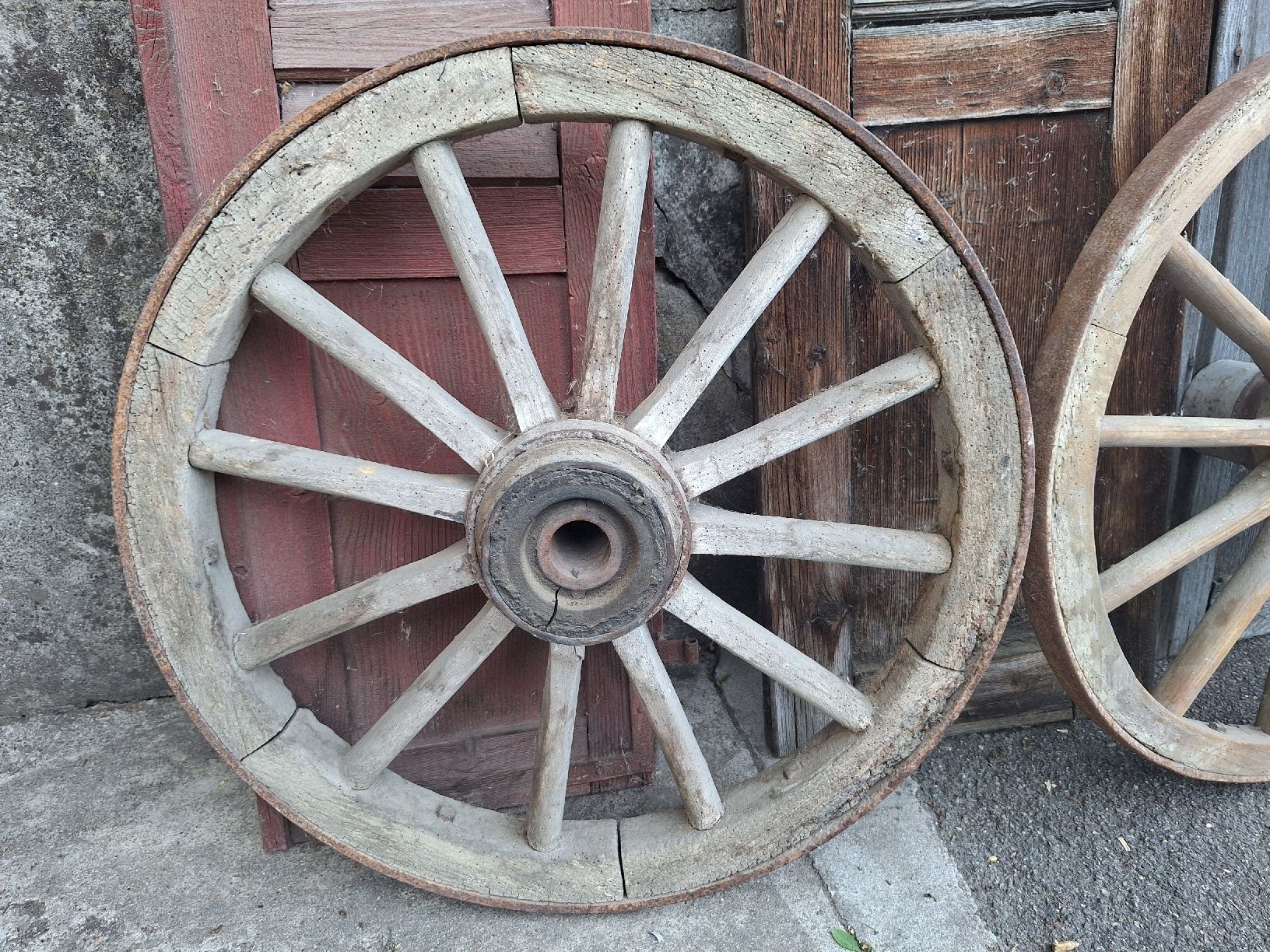 Tutte le decorazioni: Deko-Set: 2 Wagenräder und 3 Fensterladen – Usato da Affeltrangen venduto da Salz-Pfeffer 1