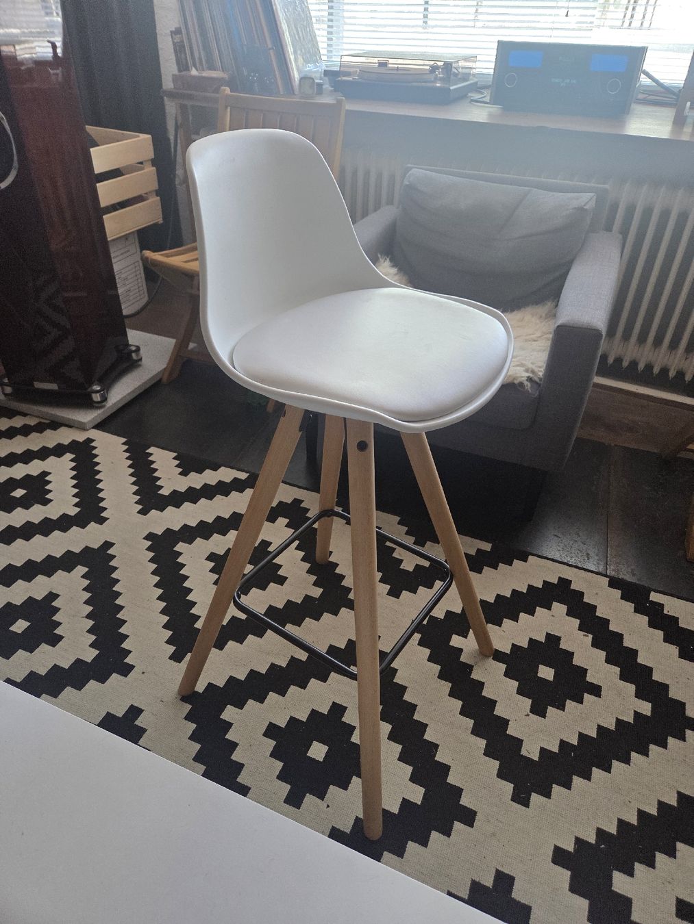 Sgabelli: 4 Barhocker weiss mit Holzbeinen, Sitzhoehe ca. 74 cm – Usato da Bad Ragaz venduto da kou_2dzw