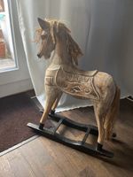 Cheval à bascule en bois antique