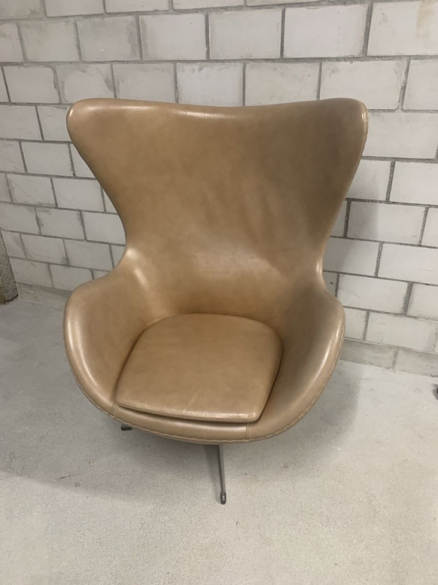 Sedie: Classic egg chair design Arne Jakobsen – Usato da Attiswil venduto da Retrodane 2