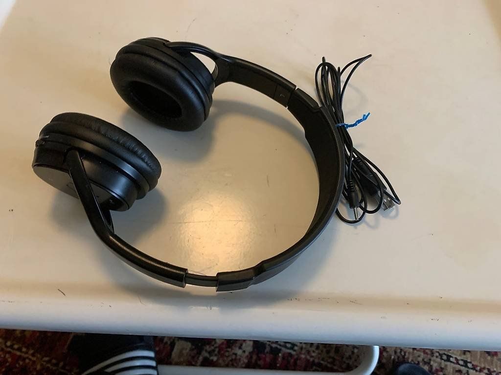 Cuffie: BeeWi Bluetooth Stereo Headphones. NP: 49.90 chf... – Usato da Emmen venduto da newdeal1970 3