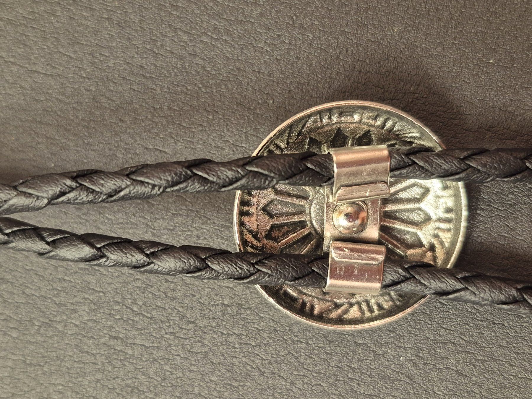 Cravatte: 46) Bolo-Tie Westernkrawatte Concho Muster Silber – Nuovo e nell'imballaggio originale da Aeschau venduto da AtelierAltholz 3