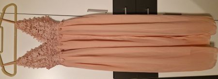 Festliches Kleid mit Spitze in Rosa. Grösse 36