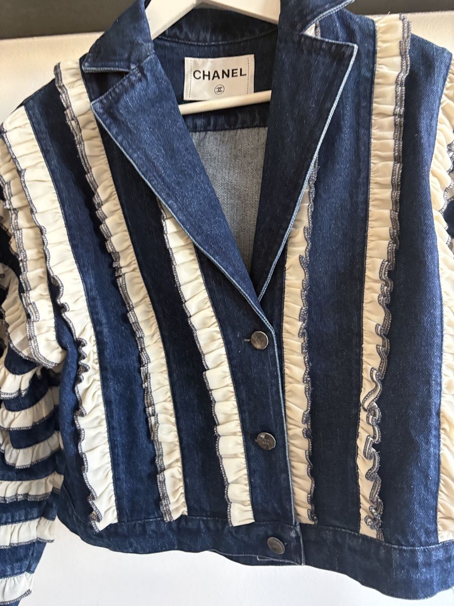 Chanel Giacche: Chanel Denim Jacket with Ruffles – Usato da Nyon venduto da My_wardrobe 1