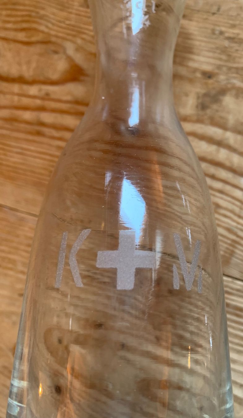 Caraffe: 2 Glaskaraffen K+M aus Festung der CH Armee – Usato da Goldingen venduto da Bergler012 2